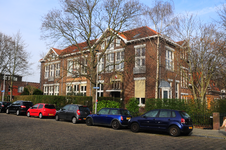 903992 Gezicht op de voorgevel van de voormalige Rijkslandbouwwinterschool (Oppenheimplein 6) te Utrecht.